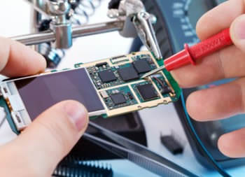 Unser Servicemitarbeiter bei einer Smartphone Reparatur